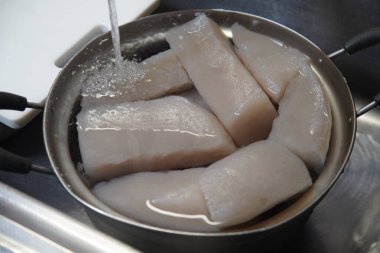 Suda ev yapımı konjac soğutuluyor