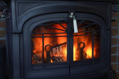 Odun sobası kullanarak.