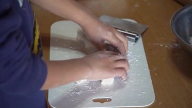 Gyoza derileri elle yapılır