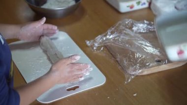 Gyoza derileri elle yapılır