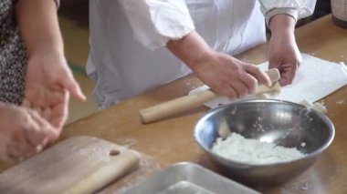 Gyoza derisi yapan bir kadın.