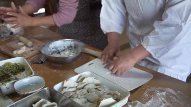 Gyoza derisi yapan bir kadın.