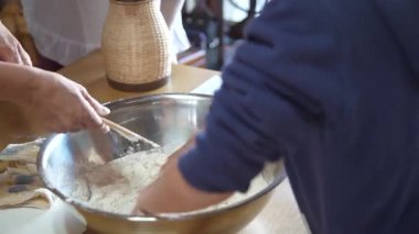 Gyoza derileri elle yapılır