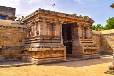 Airavatesvara Tapınağı, tanınmış hac merkezi Kumbakonam 'a sadece 4 km uzaklıkta bulunan tanımlanamayan bir köy olan Darasuram' da yer almaktadır. Chola yönetiminin önemli bir merkezi olmaya devam eden Palaiyarai bölgesinde yer almaktadır.