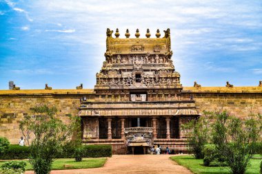 Airavatesvara Tapınağı, tanınmış hac merkezi Kumbakonam 'a sadece 4 km uzaklıkta bulunan tanımlanamayan bir köy olan Darasuram' da yer almaktadır. Chola yönetiminin önemli bir merkezi olmaya devam eden Palaiyarai bölgesinde yer almaktadır.