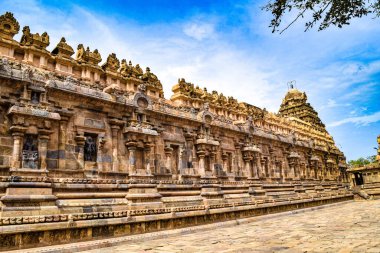 Airavatesvara Tapınağı, tanınmış hac merkezi Kumbakonam 'a sadece 4 km uzaklıkta bulunan tanımlanamayan bir köy olan Darasuram' da yer almaktadır. Chola yönetiminin önemli bir merkezi olmaya devam eden Palaiyarai bölgesinde yer almaktadır.