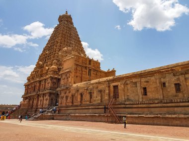 Büyük Tapınak ya da Peruvudaiyar Kovil olarak da bilinen Brihadeeswarar Tapınağı, Tanjavur, Tamil Nadu, Hindistan 'da bulunan muhteşem bir Hindu tapınağıdır.. 