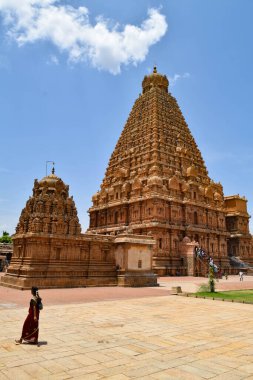 Büyük Tapınak ya da Peruvudaiyar Kovil olarak da bilinen Brihadeeswarar Tapınağı, Tanjavur, Tamil Nadu, Hindistan 'da bulunan muhteşem bir Hindu tapınağıdır.. 