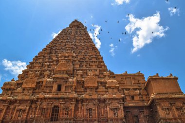 Büyük Tapınak ya da Peruvudaiyar Kovil olarak da bilinen Brihadeeswarar Tapınağı, Tanjavur, Tamil Nadu, Hindistan 'da bulunan muhteşem bir Hindu tapınağıdır.. 