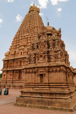 Büyük Tapınak ya da Peruvudaiyar Kovil olarak da bilinen Brihadeeswarar Tapınağı, Tanjavur, Tamil Nadu, Hindistan 'da bulunan muhteşem bir Hindu tapınağıdır.. 