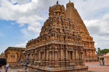 Büyük Tapınak ya da Peruvudaiyar Kovil olarak da bilinen Brihadeeswarar Tapınağı, Tanjavur, Tamil Nadu, Hindistan 'da bulunan muhteşem bir Hindu tapınağıdır.. 