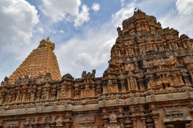 Büyük Tapınak ya da Peruvudaiyar Kovil olarak da bilinen Brihadeeswarar Tapınağı, Tanjavur, Tamil Nadu, Hindistan 'da bulunan muhteşem bir Hindu tapınağıdır.. 