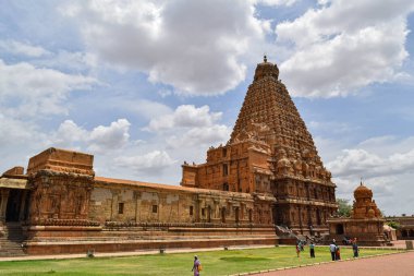 Büyük Tapınak ya da Peruvudaiyar Kovil olarak da bilinen Brihadeeswarar Tapınağı, Tanjavur, Tamil Nadu, Hindistan 'da bulunan muhteşem bir Hindu tapınağıdır.. 