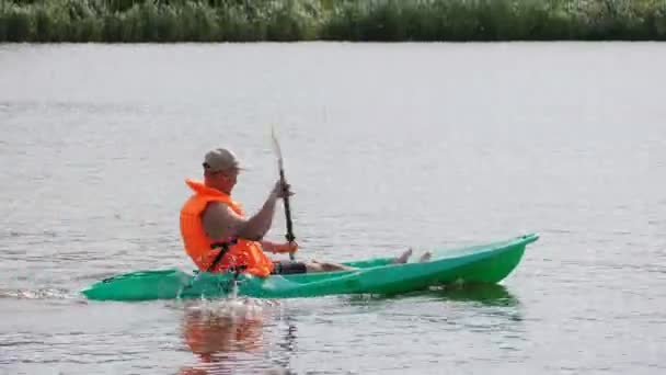 Zakharivka Ucrania Junio 2021 Hombre Con Chaleco Salvavidas Flota Kayak Videoclip