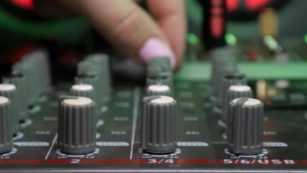 Trendy Meisje Speelt Muziek Nachtclubfeest Geluidsontwerper Gebruikte Digitale Audio Mixer — Stockvideo