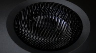 Closeup sub-woofer hareket yönü. Hoparlör bölümü müzik