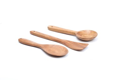 Ahşap kaşıklar yemek pişirme, ahşap pişirme aletleri beyaz arka planda izole edilmiş.