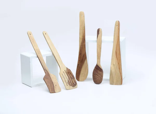 調理用の木製スプーン 白い背景に隔離された木製の調理器具 — ストック写真