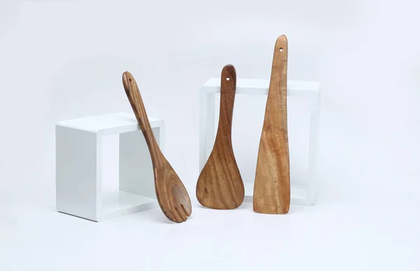 調理用の木製スプーン 白い背景に隔離された木製の調理器具 — ストック写真