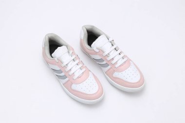 Açık pembe tonlu kızlar spor ayakkabısı. 