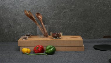 Sebzeler ahşap kaşık ve çatal kavramsal sancak atışı