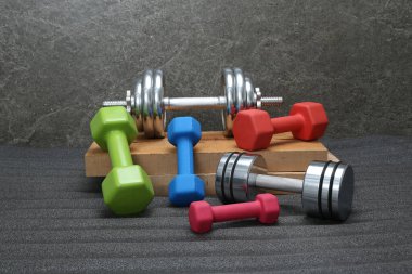 çelik ve lastik dambılların yaratıcı çekimi