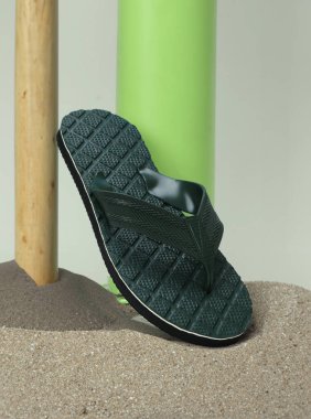 Uniseks terliklerin ve parmak arası terliklerin yaratıcı yaşam tarzı fotoğrafları. 