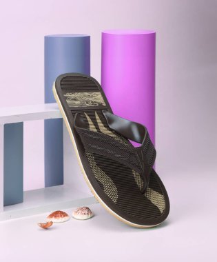 Uniseks terliklerin ve parmak arası terliklerin yaratıcı yaşam tarzı fotoğrafları. 