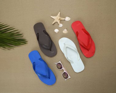 Uniseks terliklerin ve parmak arası terliklerin yaratıcı yaşam tarzı fotoğrafları. 