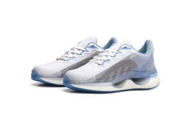 Beyaz arkaplanda izole edilmiş moda spor ayakkabıları