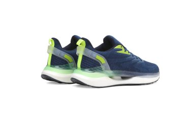 Moda açık renk spor ayakkabı çiftleri beyaz arkaplanda izole edildi