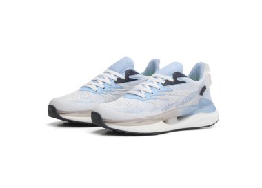 Moda açık renk spor ayakkabı çiftleri beyaz arkaplanda izole edildi