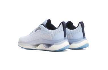 Moda açık renk spor ayakkabı çiftleri beyaz arkaplanda izole edildi