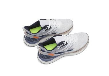 Moda açık renk spor ayakkabı çiftleri beyaz arkaplanda izole edildi