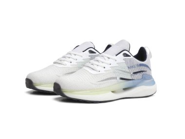 Moda açık renk spor ayakkabı çiftleri beyaz arkaplanda izole edildi