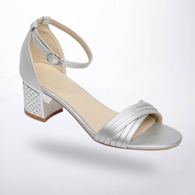 Şık görünmek için yüksek topuklu sandalet.