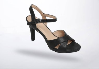 Şık görünmek için yüksek topuklu sandalet.