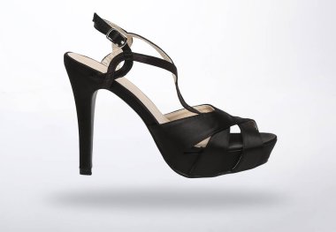 Şık görünmek için yüksek topuklu sandalet.