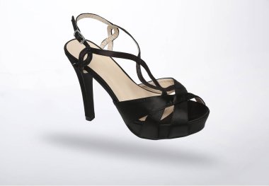 Şık görünmek için yüksek topuklu sandalet.