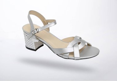 Şık görünmek için yüksek topuklu sandalet.