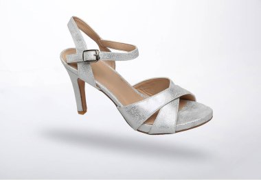 Şık görünmek için yüksek topuklu sandalet.