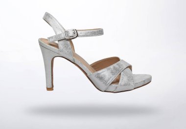 Şık görünmek için yüksek topuklu sandalet.