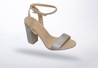 Şık görünmek için yüksek topuklu sandalet.