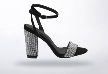 Şık görünmek için yüksek topuklu sandalet.