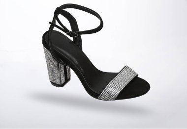 Şık görünmek için yüksek topuklu sandalet.