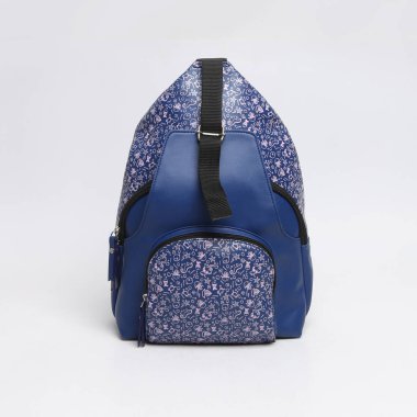 Gri arka planda izole edilmiş şık ve modaya uygun bayanlar sırt çantası