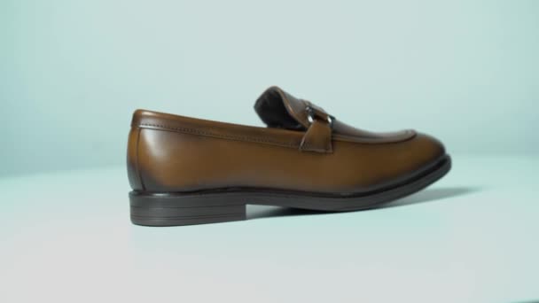 棕色的正式鞋子 360度 白色背景隔离 — 图库视频影像