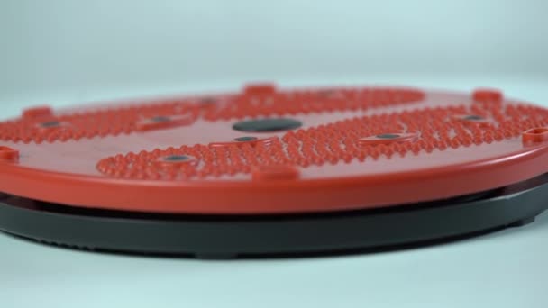 Rojo Negro Cintura Torsión Disco Girando 360 Grados Vídeo Sobre — Vídeo de stock