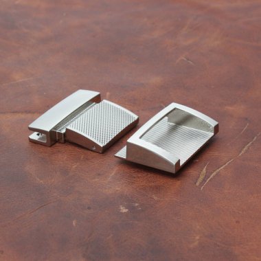 Deri arka planda izole edilmiş çantalar için metal aksesuarlar