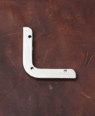 Deri arka planda izole edilmiş çantalar için metal aksesuarlar